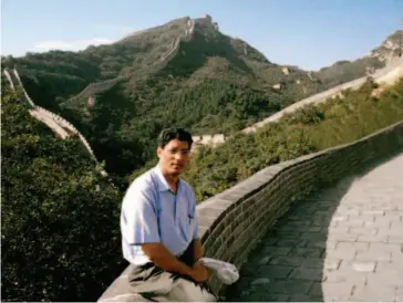  ??  ?? Professor Deepak at the Great Wall. As an eminent Indian sinologist, he believes that spreading classical Chinese culture in India will help Indians better understand China.