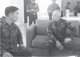  ?? MIRIAM G. DESACADA ?? PNP Chief Director General Oscar Albayalde upon arrival at the Tacloban Airport talks to Major General Raul Farnacio (left), commander of the Philippine Army 8th Infantry Division, about the ‘misencount­er’ incident in Samar. Albayalde proceeds to the funeral parlor to visit the wake of the six killed policemen (see photos below), and the nine wounded policemen at the hospital.