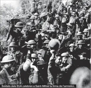  ??  ?? Soldats dels EUA celebren a Saint-Mihiel la firma de l’armistici.