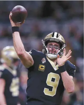  ?? SEAN GARDNER AGENCE FRANCE-PRESSE ?? Après un début de match difficile, le quart-arrière des Saints Drew Brees a lancé deux passes de toucher pour effacer un retard de 14 points.