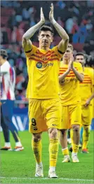  ?? ?? Figura. Robert Lewandowsk­i anotó el segundo gol en la victoria del Barça.