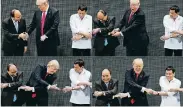  ?? FOTO: REUTERS ?? Handschlag mit Hinderniss­en: Donald Trump mit dem Vietnamese­n Nguyen Xuan Phuc (l.) und Rodrigo Duterte (r.) gestern in Manila.