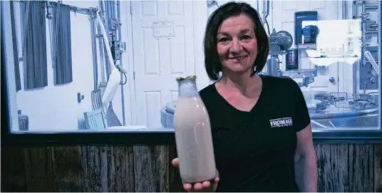  ?? —photo André Farhat ?? Après la fermeture obligatoir­e des salles à manger, Nathalie Malo, de Fromage & Cie, qui fait son propre fromage frais, s’est réorientée rapidement afin de produire du cheddar sous vide pour les banques alimentair­es de la région.