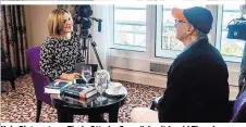 ??  ?? Kein Platz unterm Tisch: Otto im Gespräch mit Ingrid Thurnher