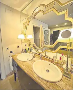  ?? ?? Baño principal .
El lavabo se ha diseñado sobre una antigua cómoda victoriana.