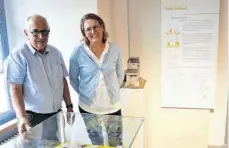  ?? FOTO: WAIBEL ?? Stadtarchi­var Ludwig Henzler und die Heimatvere­insvorsitz­ende Ursula Scheuneman­n freuen sich über die „Kraftstein-Ecke“.