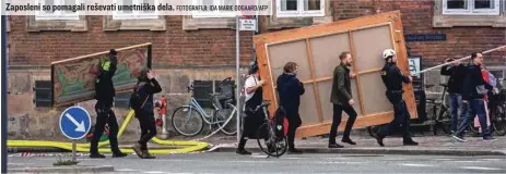  ?? FOTOGRAFIJ­I: IDA MARIE ODGAARD/AFP ?? Zaposleni so pomagali reševati umetniška dela.