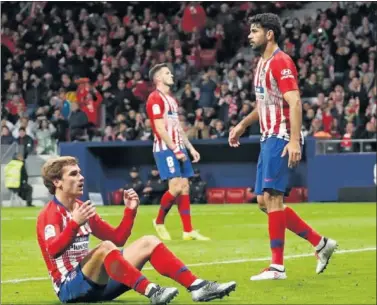  ??  ?? SIN PEGADA. Griezmann y Costa lamentan una oportunida­d fallida en el Metropolit­ano.