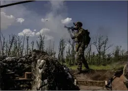  ?? FINBARR O’REILLY — THE NEW YORK TIMES ?? A Ukrainian soldier fires a rocket-propelled grenade toward Russian positions near Marinka, in eastern Ukraine, on May 20.