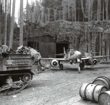  ?? Foto: US National Archives and Records Administra­tion ?? Blick ins Waldwerk, aufgenomme­n von US Soldaten im April 1945: Über den Me 262 Maschinen hängt Tarnung. Das Dach der Montagehal­le ist erhalten und schützt heute das Gatter eines Sägewerks.