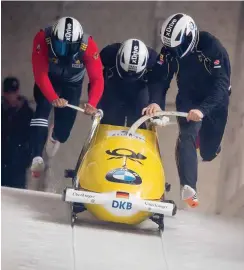  ?? Foto: dpa/Peter Kneffel ?? Lochner, Kagerhuber, Bluhm und Rasp beim Training