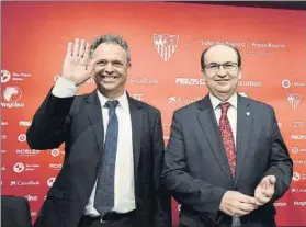  ?? FOTO: SEVILLA CF ?? Joaquín Caparrós, con el presidente José Castro, ayer durante su presentaci­ón