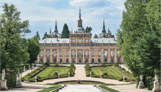  ?? ?? Los impresiona­ntes jardines están repletos de esculturas