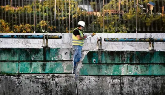  ??  ?? Técnico trabalha no nivelament­o do viaduto que cedeu parcialmen­te na marginal Pinheiros, zona oeste de SP