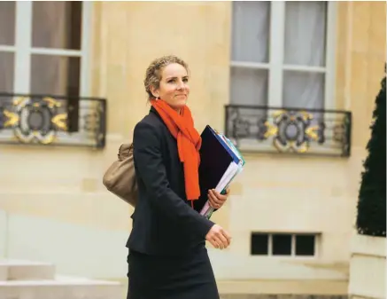  ??  ?? Ci-dessus , Delphine Batho, à la sortie du Conseil des ministres à l’Elysée, le 6 mars 2013. A droite, Roselyne Bachelot, à l’Assemblée nationale, séance de questions au gouverneme­nt, le 11 février 2003.