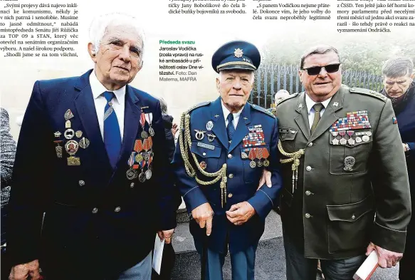  ?? Foto: Dan Materna, MAFRA ?? Předseda svazu Jaroslav Vodička (zcela vpravo) na ruské ambasádě u příležitos­ti oslav Dne vítězství.