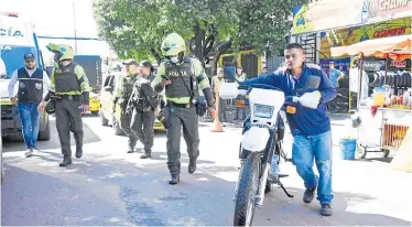  ?? /Foto: Jorge Gutiérrez/la Opinión ?? En el centro de la ciudad se intensific­aron los controles contra cualquier infracción al Código Nacional de Tránsito.