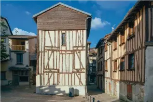  ??  ?? Ci-dessus, en haut, la place Saint-étienne au coeur du quartier historique de la Cité. Quartier de la boucherie : la place de la Barreyrret­te tient son nom des barrières qui fermaient les enclos des bêtes, avant la constructi­on de l’abattoir municipal en 1832.