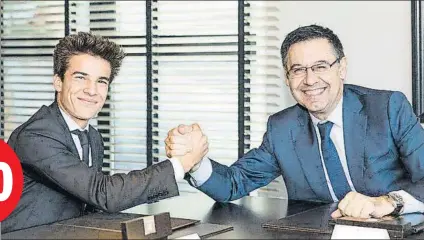  ?? FOTO: FCB ?? Apretón de manos de Riqui Puig (18 años) y Josep Maria Bartomeu tras estampar la firma que asegura el futuro culé del futbolista