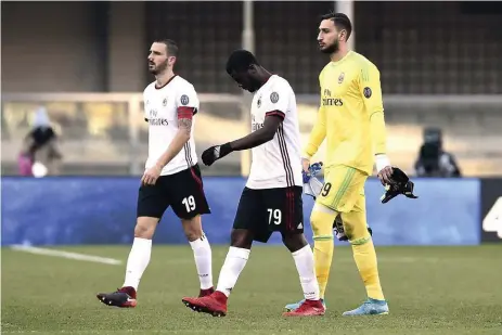  ?? Arkivbild: BILDBYRÅN ?? DEPPIGT. Leonardo Bonucci, Frank Kessie och Gianluigi Donnarumma har hittills haft en tuff säsong, precis som hela Milan. Efter halva säsongen är klubben i kris, med ett lagbygge som underprest­erar, upprörda supportrar och ett miljardlån som på något...