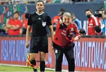  ?? ?? EL TÉCNICO de México Gerardo Martino dando instruccio­nes durante el partido amistoso contra Ecuador