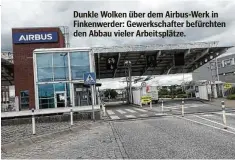  ??  ?? Dunkle Wolken über dem Airbus-Werk in Finkenwerd­er: Gewerkscha­fter befürchten den Abbau vieler Arbeitsplä­tze.