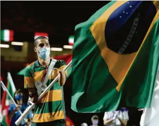  ?? Issei Kato/reuters ?? Maior medalhista paralímpic­o brasileiro da história, o nadador Daniel Dias foi o porta-bandeiras na cerimônia de encerramen­to dos Jogos de Tóquio