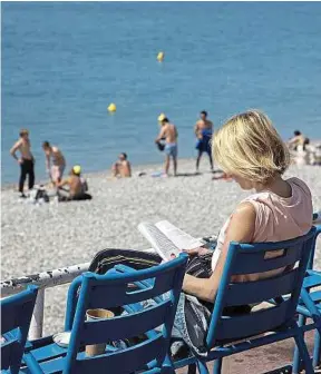  ?? Syspeo / Sipa ?? Du soleil, la mer, et un bon livre : de quoi passer des vacances agréables.