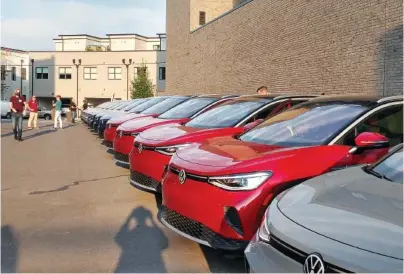  ?? STAFF PHOTO BY MIKE PARE ?? New Volkswagen ID.4 electric SUVs are lined up outside the Kinley Hotel in downtown Chattanoog­a awaiting test drives from journalist­s visiting the city.