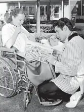  ??  ?? Polio
Elvis Presley con due vittime di poliomieli­te nel 1957