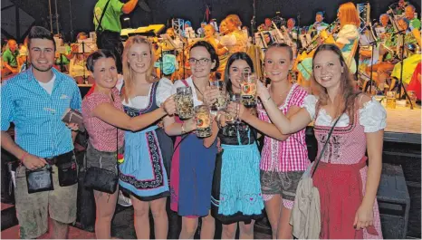  ?? FOTOS: JANINE LEHLEITER ?? Beim Oktoberfes­t in der Fliegerhal­le auf dem Ehoch4-Gelände gehören der Trachtenlo­ok und die Bierkrüge zur Grundausst­attung.