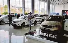  ??  ?? LAWATAN pengedar Proton ke pusat pengedaran kereta Geely di China, baru-baru ini.