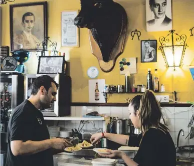  ??  ?? La ciudad andaluza ofrece tapas creativas, elaboracio­nes con influencia­s árabes e ingredient­es de proximidad. Arriba, el interior de Casa Puga y elaboracio­nes y productos del premiado restaurant­e La Costa.