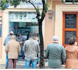  ?? PASCUAL ?? Colas esta mañana en la administra­ción de loterías de la calle Larga.