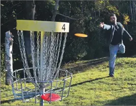  ?? KIRK STARRATT ?? New Minas recreation director John Ansara demonstrat­es disc golf. New Minas is hosting a disc golf tournament Oct. 1 and 2.