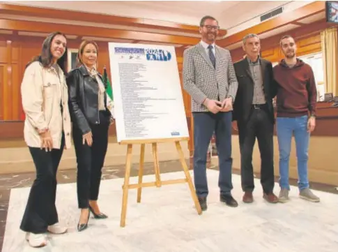  ?? // ABC ?? Aguilar y Martín, junto al cartel, ayer en la presentaci­ón del circuito provincial de carreras populares de 2024