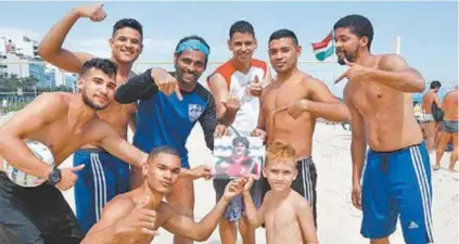  ?? SEVERINO SILVA/AGÊNCIA O DIA ?? Amigos de Renato Gaúcho na Praia de Ipanema: galera quer ver o treinador de volta ao Rio de Janeiro