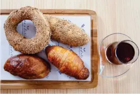  ??  ?? Cristina Mora Jiliuta Adrián Soto Aquí, una rosca turca llamada simit, empanadas pogca típicas de Estambul y un croissant francés, junto con té turco.