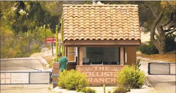  ?? Al Seib Los Angeles Times ?? A GUARD at the Hollister Ranch gatehouse helps to ensure that only Hollister Ranch owners and their guests enter the property. Adventurou­s members of the public can get to a Hollister Ranch beach by kayak.