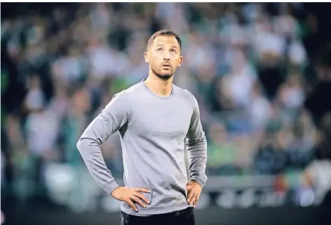  ?? FOTO: DPA ?? Schalkes Trainer Domenico Tedesco nach dem 1:2 in Mönchengla­dbach. Heute geht es in der Champions League gegen Porto.