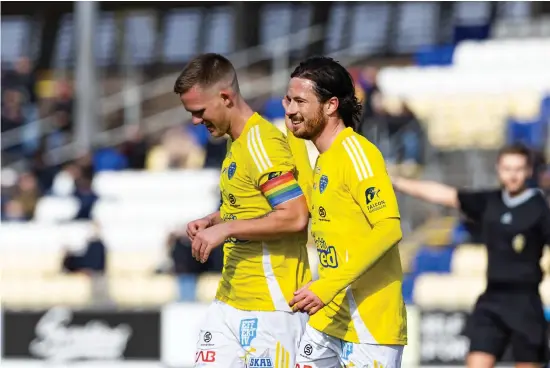  ?? BILD: ROBERT BOMAN ?? Tim Stålheden och Rasmus Andersson låg bakom FFF:S två första mål i 5–0-segern mot Torslanda.