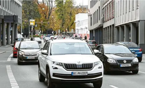  ?? Foto: Silvio Wyszengrad ?? Die Ost‰West‰Achse (hier Grottenau) wird von Autos dominiert. Nun will die Stadtregie­rung eine Umgestaltu­ng prüfen.