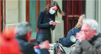  ?? EP ?? Una camarera atiende a varios clientes en una terraza en Valencia