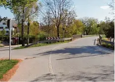  ?? Foto: Michael Mäusly ?? Der idyllische Eindruck täuscht: Die Singoldbrü­cke aus dem Jahr 1899 ist dem Ver kehr nicht mehr gewachsen. 2019 wird die Brücke ersetzt.