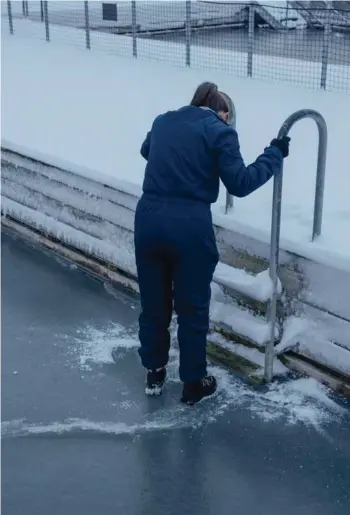  ?? ?? Da Jyllands-Posten var forbi en kold januarmorg­en, var isen så tyk, at man kunne stå på den.