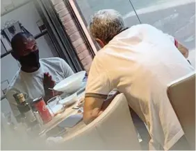  ??  ?? L’ultimo pranzo
Il mesto addio di Quique Setién dal Barcellona: eccolo a pranzo, ieri, con il ds Eric Abidal, che lo informa della intenzione del club di sostituirl­o. Ma anche il dirigente, ed ex giocatore, è tra i primi imputati del flop blaugrana