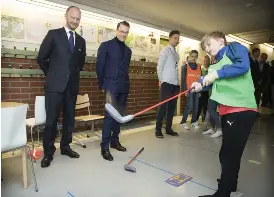  ?? FOTO: NIKLAS TALLQVIST
FOTO: NIKLAS TALLQVIST ?? Golfduell i skolkorrid­oren. Prins Daniel tävlade mot eleven Mikael, kulturmini­ster Sampo Terho övervakade.