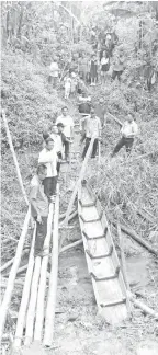  ??  ?? BOLKIAH meninjau sebatang sungai kecil yang memerlukan jambatan baharu.