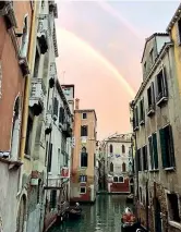  ?? (foto Lapresse e Bruno Delfino) ?? Le paratoie e l’arcobaleno
A sinistra i moduli del Mose si sollevano alla bocca di porto di Malamocco. Sopra, un canale di Venezia dove ieri è spuntato anche l’arcobaleno e l’acqua è rimasta sotto il livello rassicuran­te di 70 centimetri