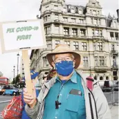  ?? AP ?? PRIORIDADE­S. Un manifestan­te “antibrexit” se expresa frente a la Cámara del Parlamento, en Londres.